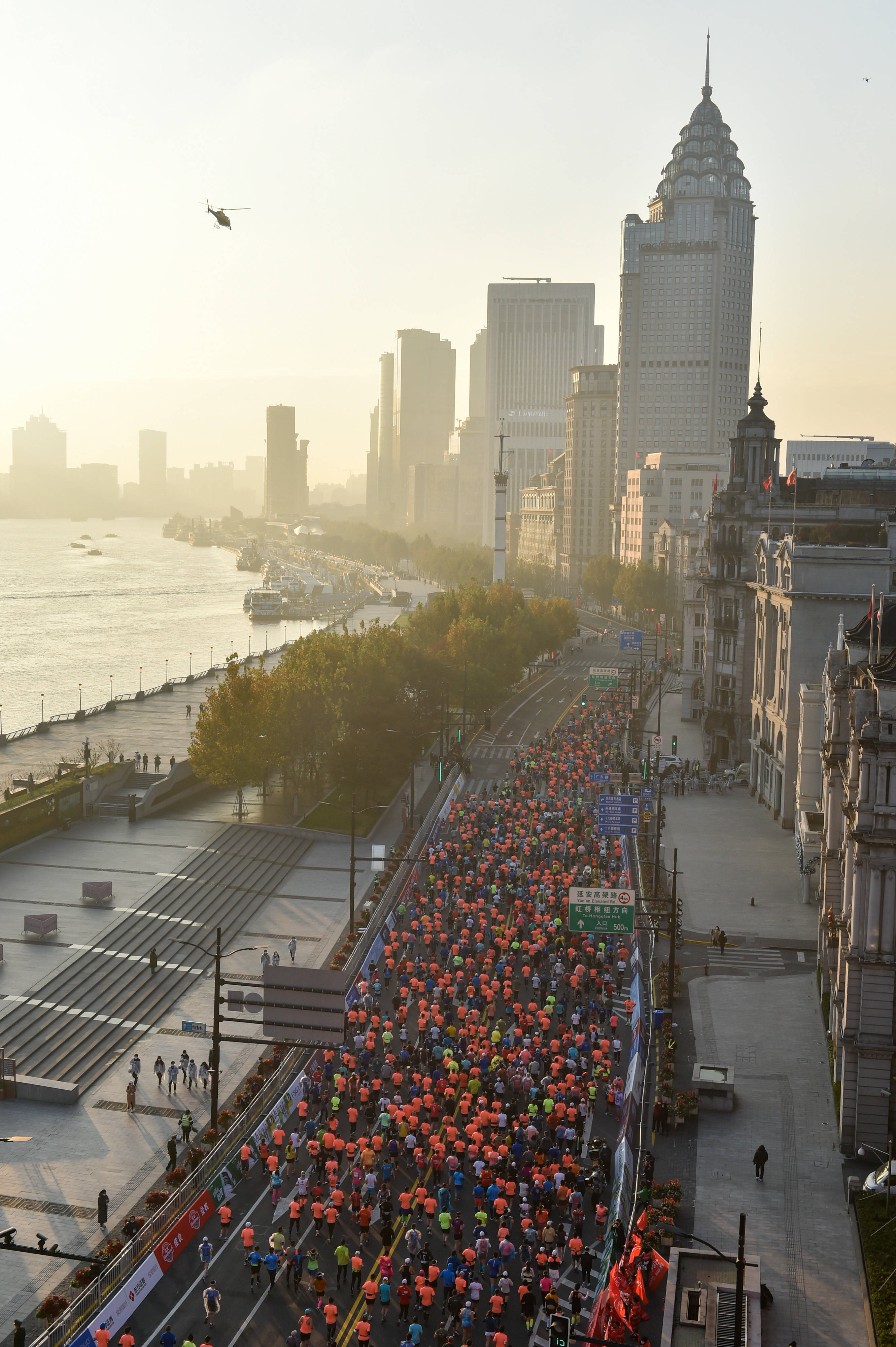 马拉松2020上海国际马拉松赛鸣枪开跑