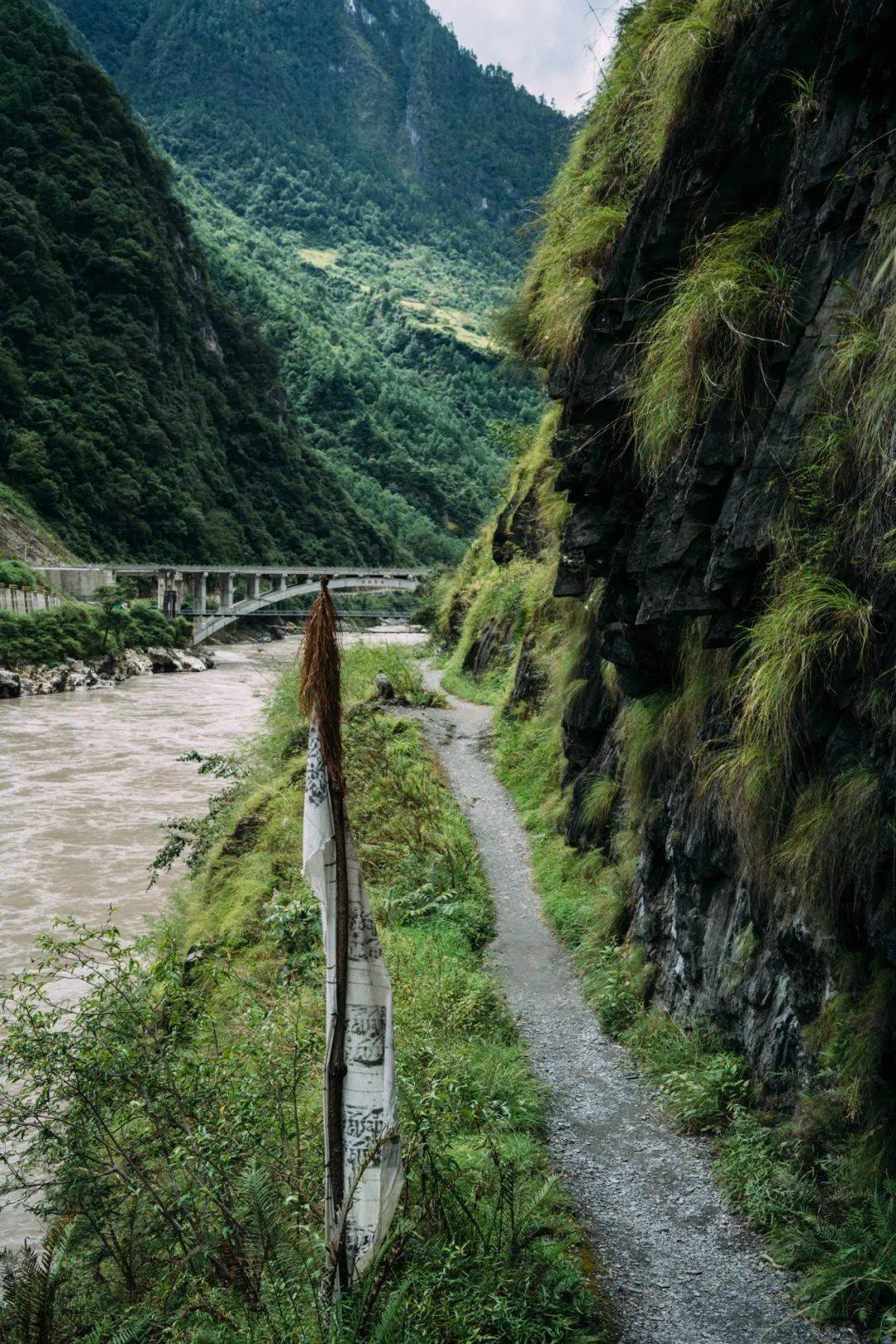 怒江旅游探秘怒江最虐步道一面悬崖一面江水