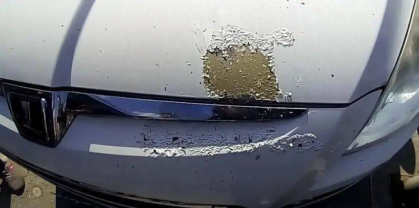 不满他人车辆占公用车位男子故意泼上脱漆王