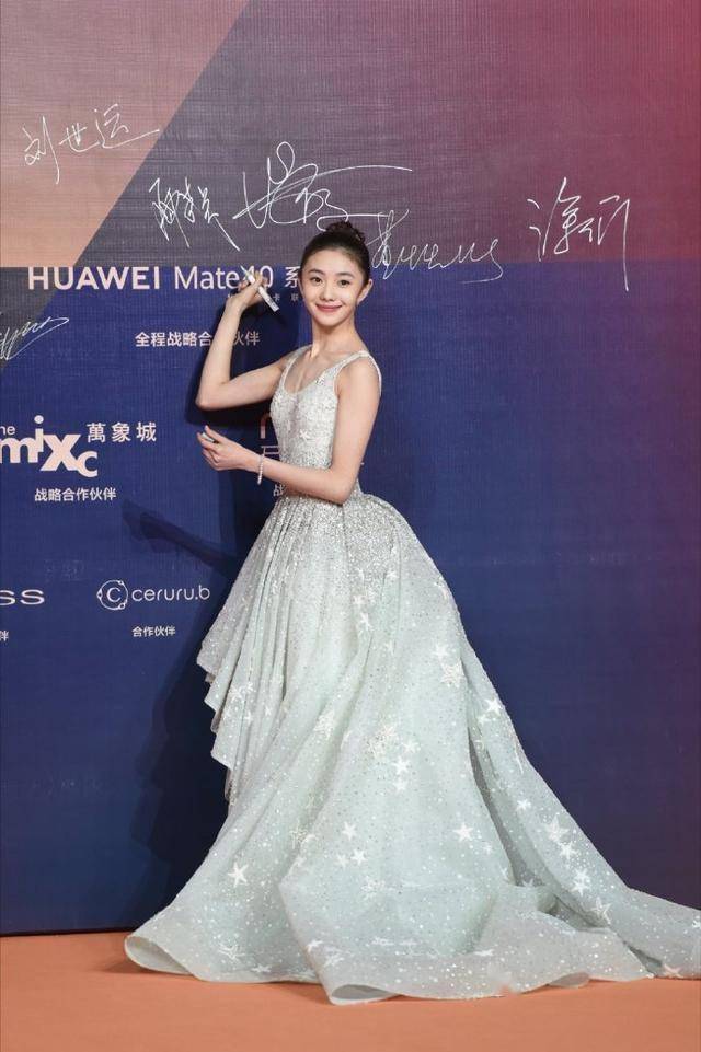 在下半身的造型设计上,张浩存也是巧用心思,蓬松的