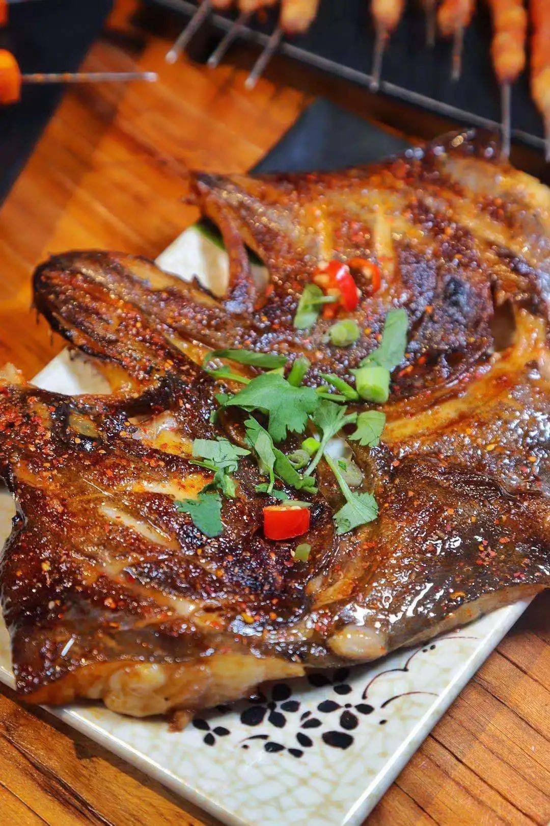 烤鲽鱼头烤牛蛙从远处就能看见这家温馨的小店,设计感十足的霓虹灯牌