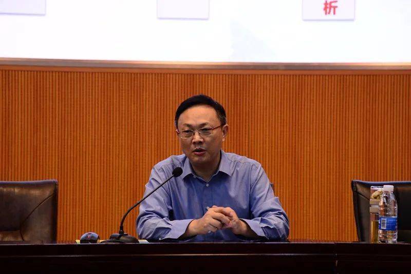 上午8:30,上海市语文特级教师冯渊带来题为《从分析到评析的能力发展