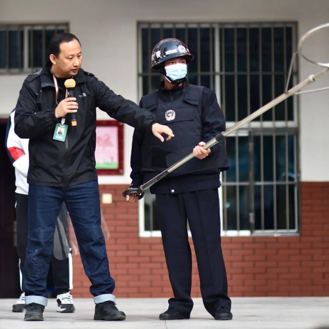 防暴防恐警钟鸣校园防卫强技能