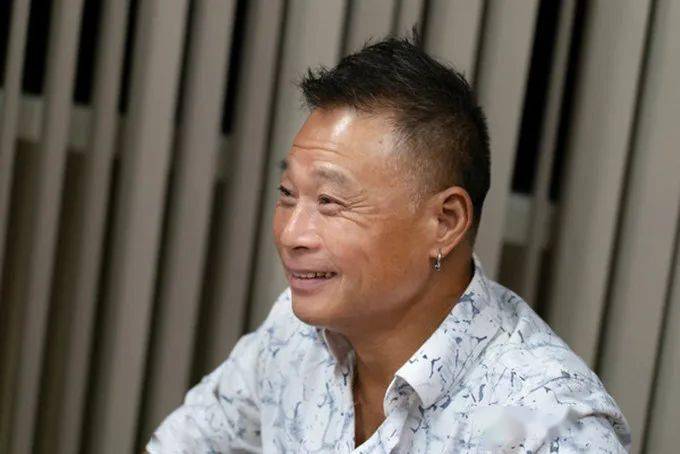 64岁香港功夫明星郑家生接受专访头发花白略显老承认体力变差演打戏