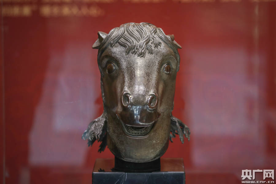 时隔160年马首铜像回归圆明园对公众开放展览