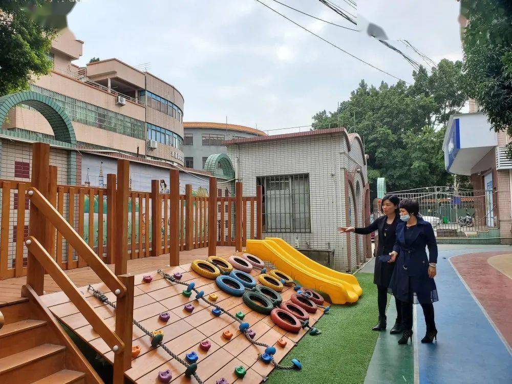 在碧江幼儿中心李丽仪园长的陪同下实地查看了园所环境,并深入厨房