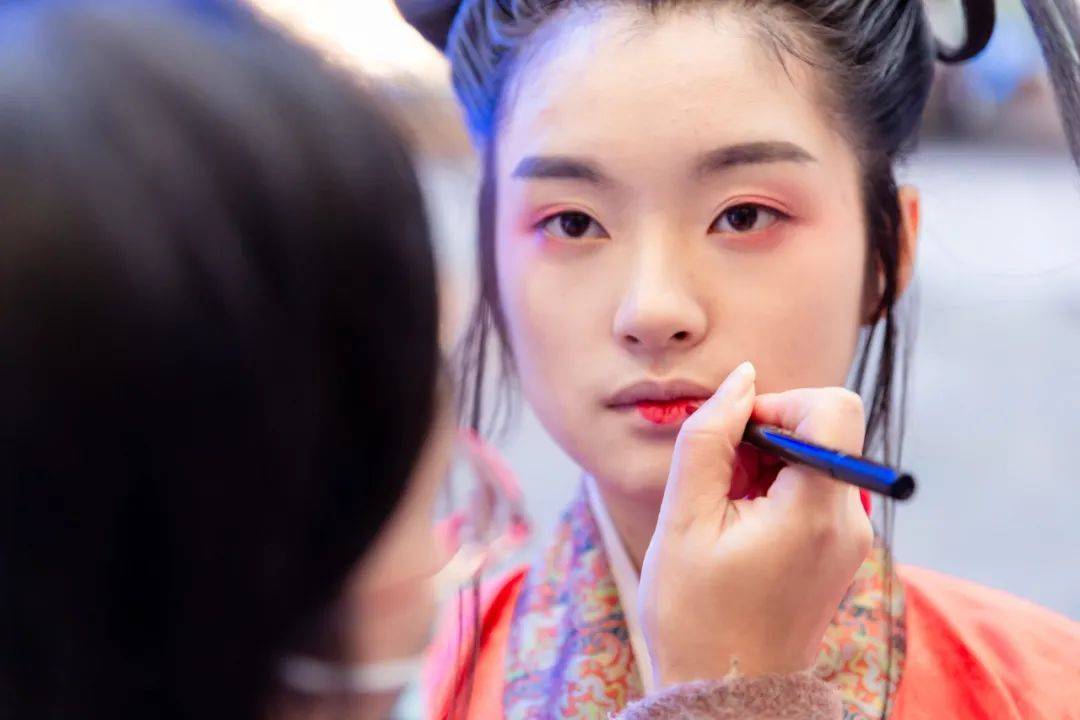 化妆师现场展示了汉代眉妆和唇妆的画法,以黛画眉,以脂点唇.
