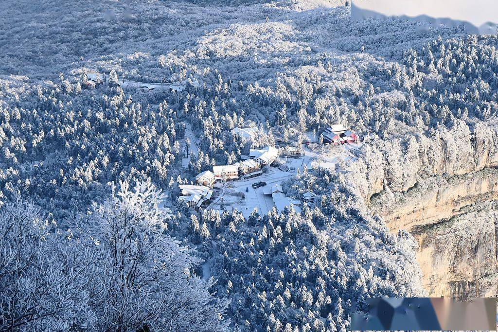 四川乐山峨眉山雪后现云海化身银色世界