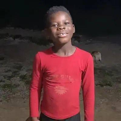 他们仨是同父异母的姐弟,很容易让人代入到"夏雪夏雨和刘星".