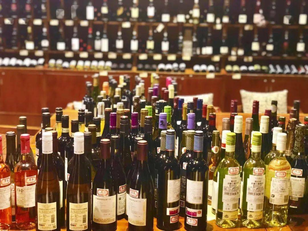 好像喝了很多酒,但好像还是没有什么头绪,世界各国的酒标令人眼花