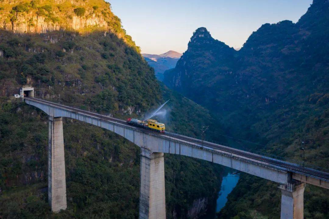 昆线清水河东至清水河西区间清水河铁路大桥位于为何开火车"玩"水枪?