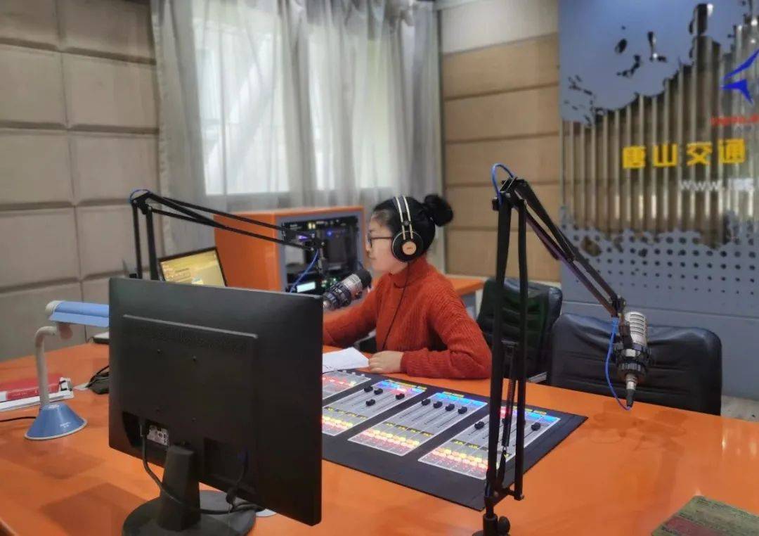 主持人杨娜连线西外环交警大队宣传民警高建忠同时,我们也在直播节目