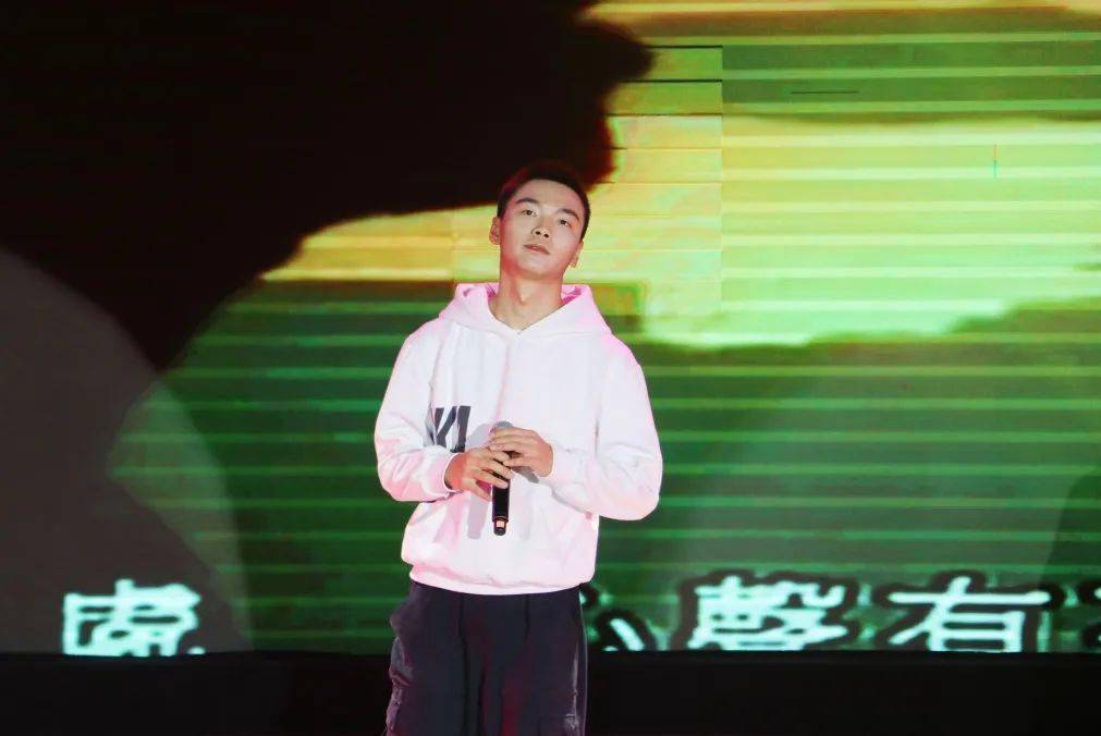 他的余生彼此相爱,相伴相知《遥远的她》演唱者:国际教育学院 高旭,花