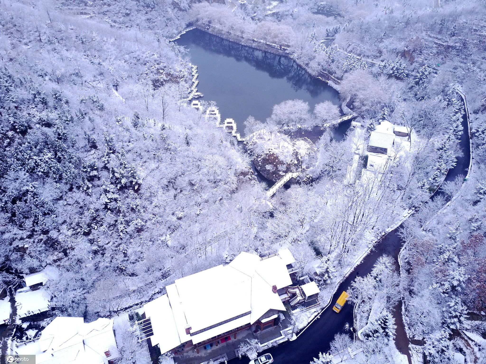 山东济南南部山区降下大雪 银装素裹美醉游客