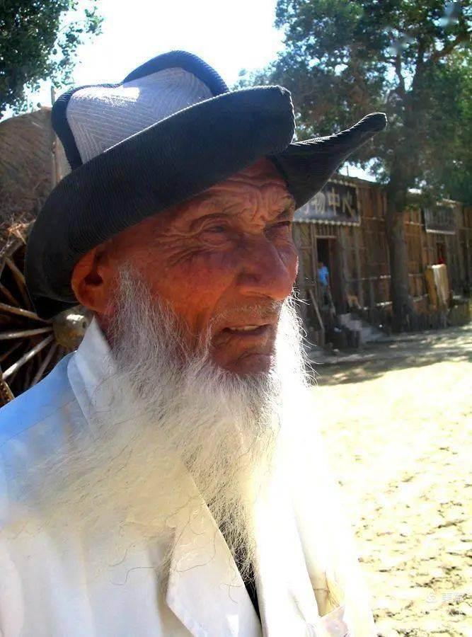 回到家里后,我按照他的地址给他寄去了照片罗布泊人也吃烤肉串他们的