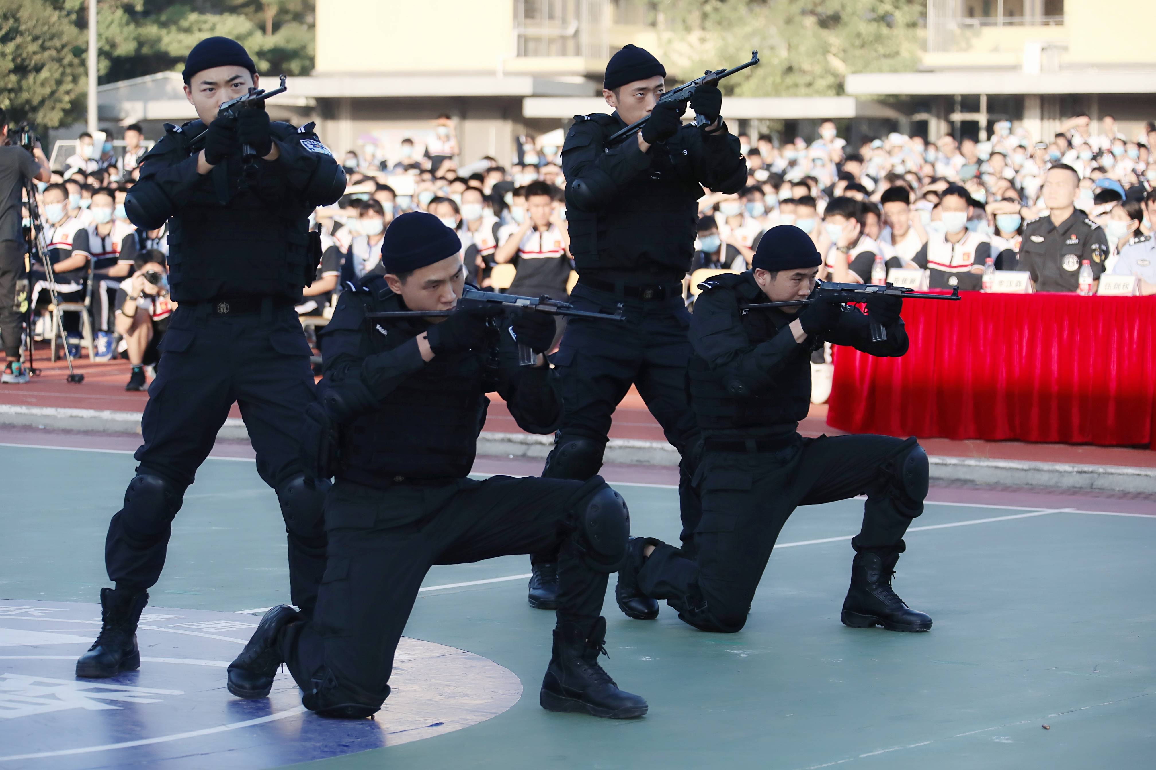 特警进校园,携手护安全!这场硬核表演赢得阵阵欢呼