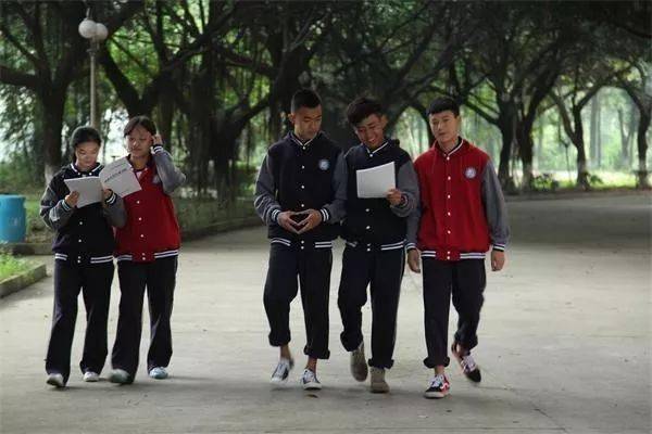 颜值爆棚成都最美校服大比拼哪款才是你的菜