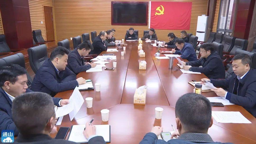县领导石聪,吴涛,焦汉雄,县经济开发区管委会主任成向阳参加会议.
