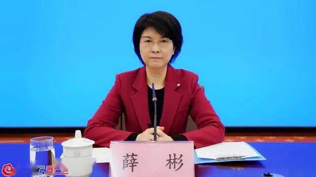 薛 彬:自治区政府新闻办副主任 薛彬主持人:自治区民宗委副主任 翚