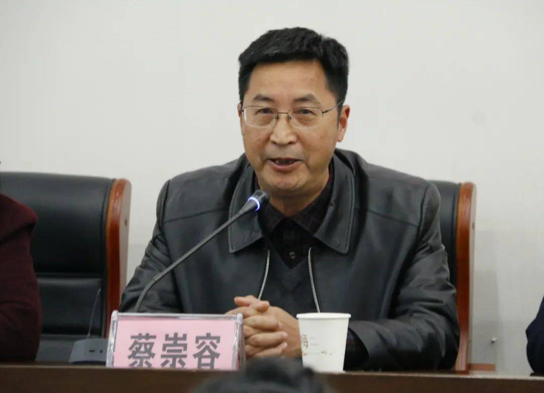 阆中中学副校长蔡崇容在致辞中说,本次活动在阆中中学举行,充分体现出