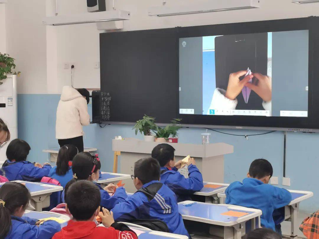 开拓思维纸趣横生陕西科技大学校团委与锦上添花手工社团在新兴小学