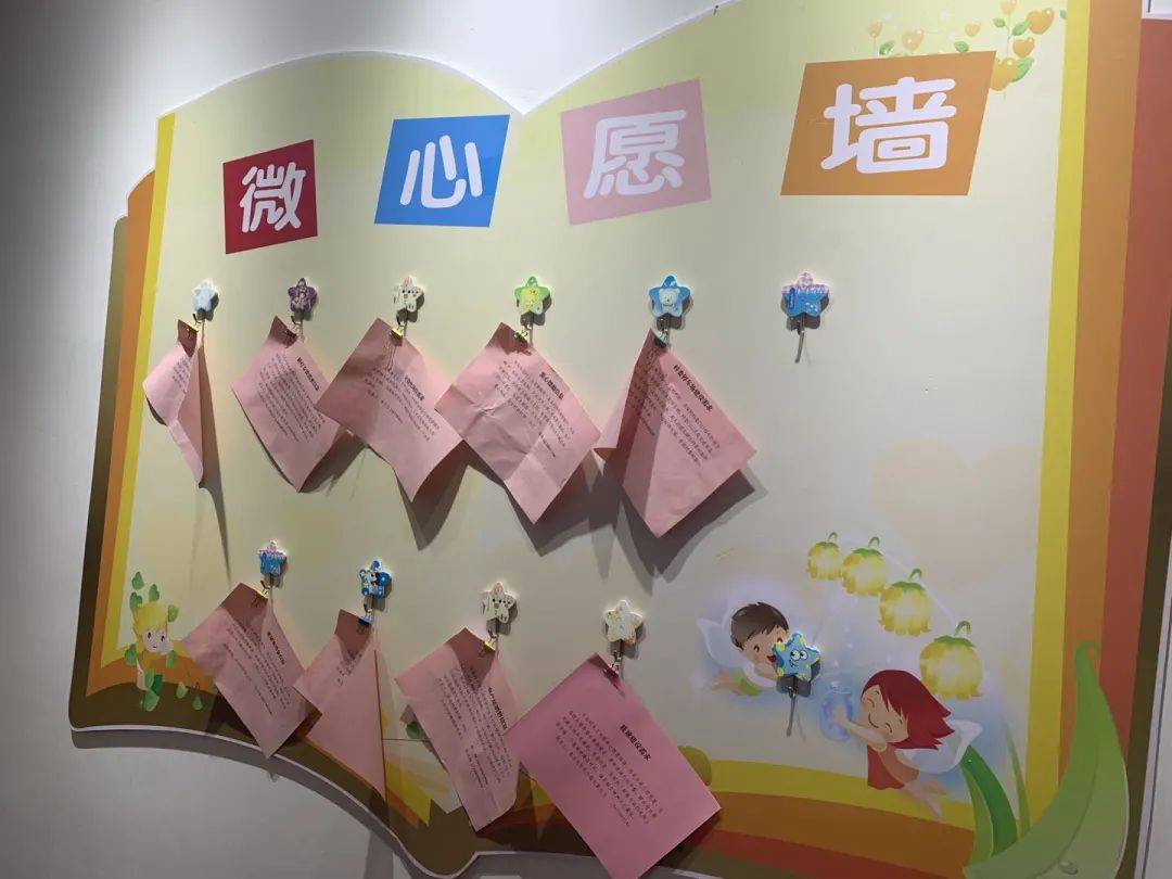 左:驿站电子屏提示天气信息;右:微心愿墙目前,驿站已不仅是扶贫干部