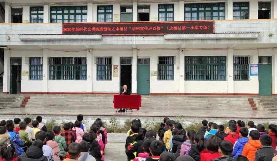 12月4日,市中院联合灵川法院以座谈和单独谈心等方式,慰问灵田初中