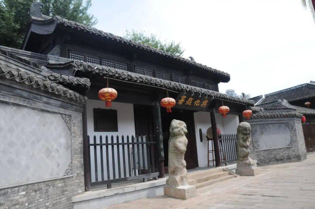 间,北宋天圣年间范仲淹任职兴化,在兴化筑海堤,建学宫,整吏治,兴城市