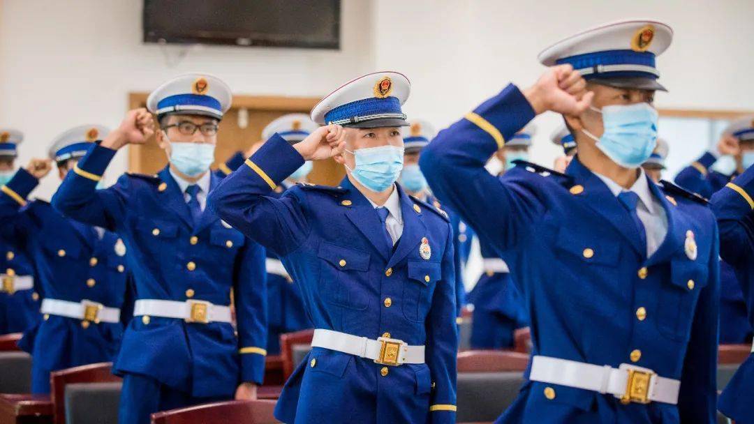 授衔表彰迎旗宣誓高歌楚雄新消防员入列