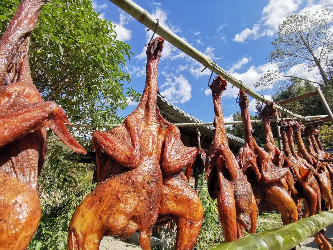 这只腌鸡绝了散养180天以上的农家土鸡秘料腌制熏烤而成