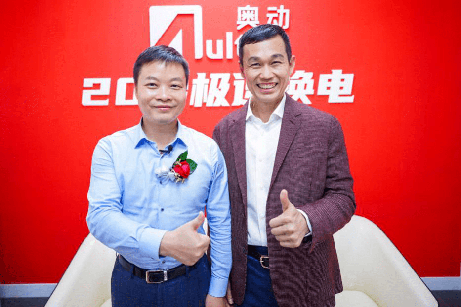 新能源发布会的启动仪式,他与奥动新能源董事长蔡东青一起握手合影,这