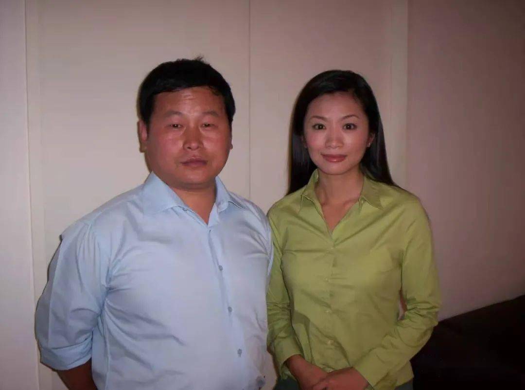 与主持人曾子墨在录制现场的合影任何一个人只要接触了一个输血染病的