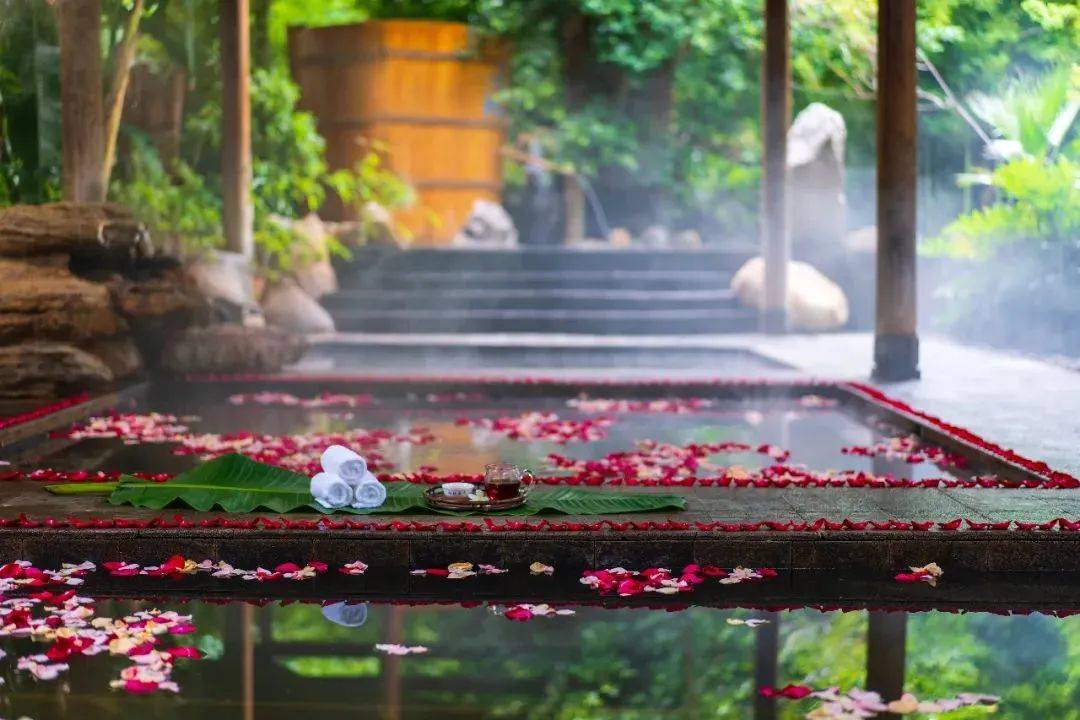 特色中医spa理疗,碳酸氢钠泉的温泉水质清澈,养生润颜.