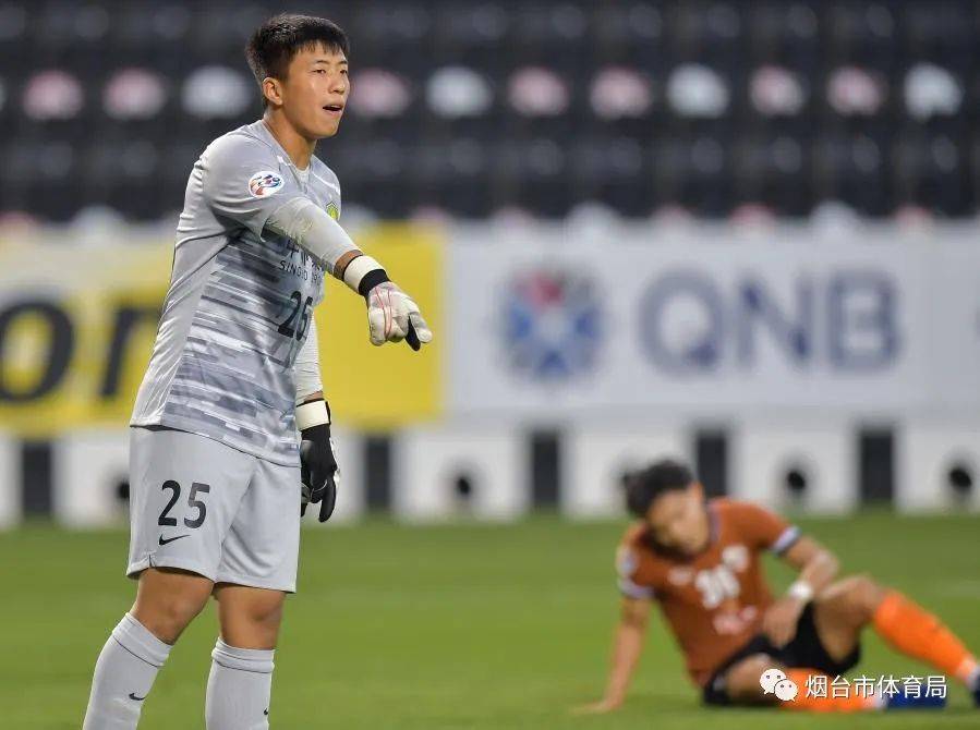 北京国安队球员姜涛(前中)在比赛中传球