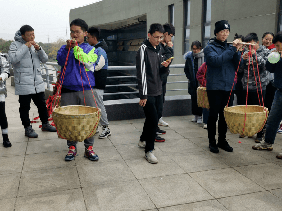 同学们更深刻地体验到我们党奋斗过程中的艰难,支前运粮游戏由此产生