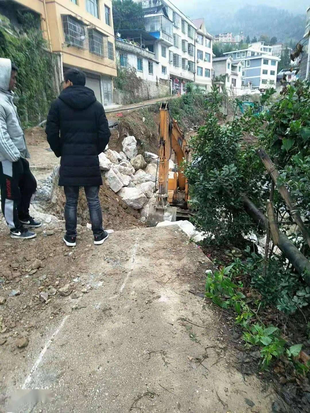石阡这条道路正在施工,五老山车辆请五老山车辆请往北门绕行!