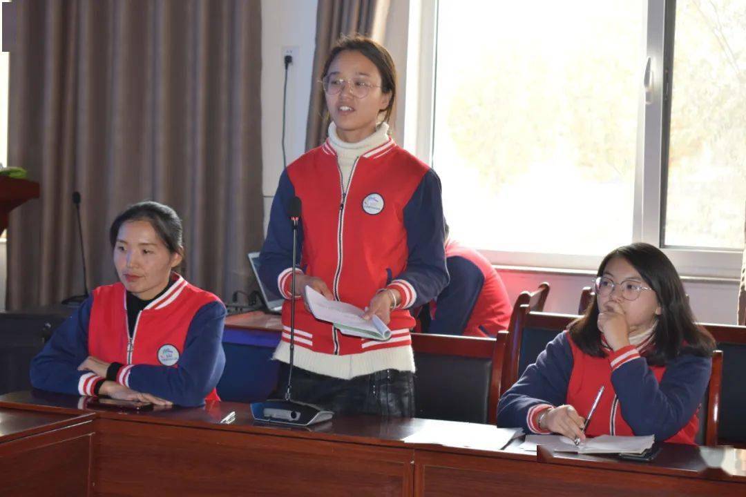 12月4日座谈会座谈会后,班级老师组织了简单的欢送仪式,孩子们热情地