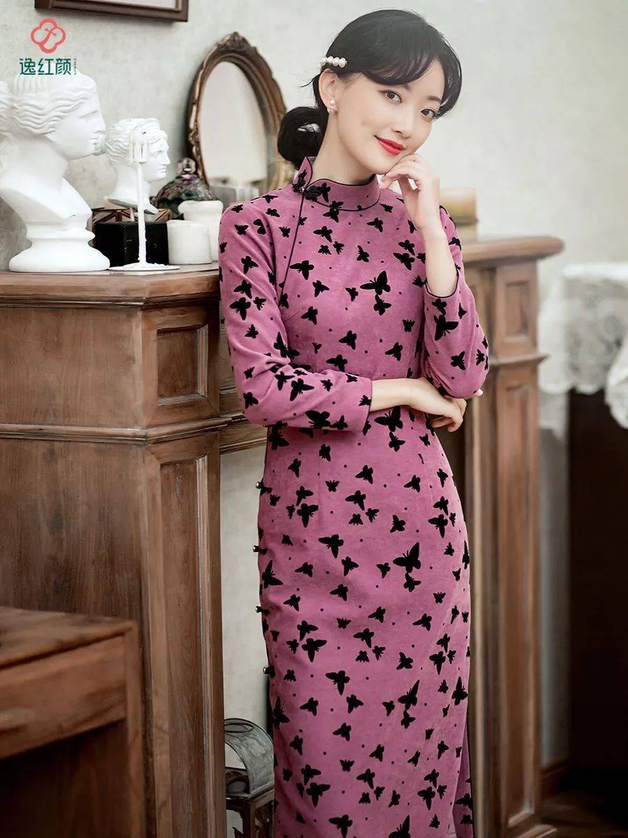 这件,民国筒子领旗袍,很显年轻的俏皮设计,侧直襟配嵌条简洁大方,蝴蝶