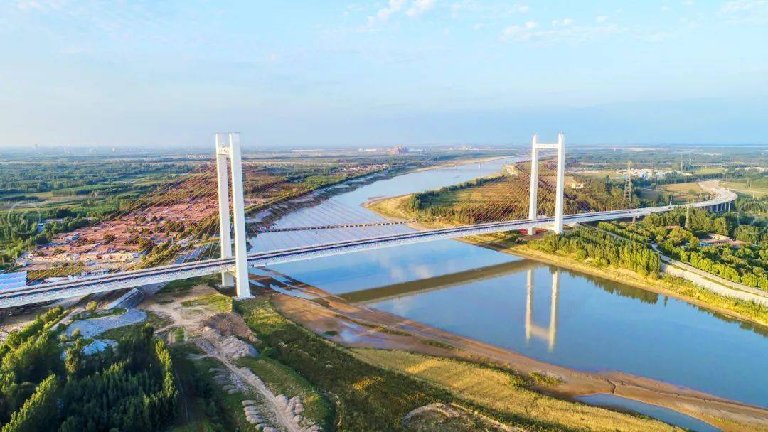 设计院公司代建的齐河黄河公路大桥和设计的武陟至西峡高速公路桃花峪