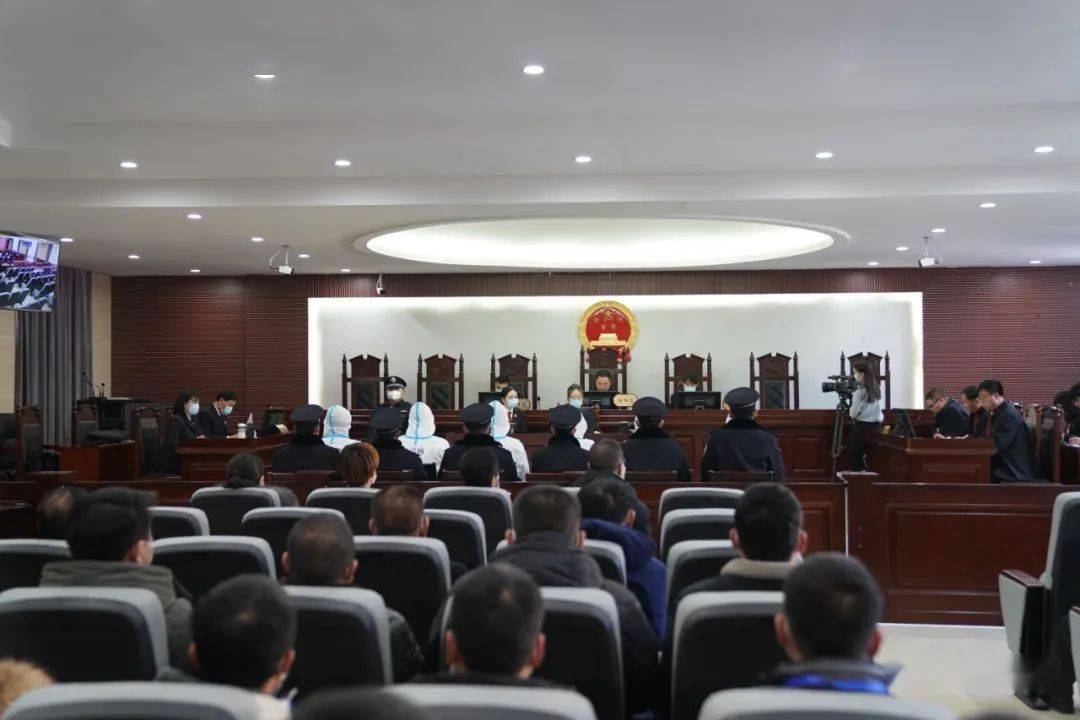 围场县法检两长开庭审理一起涉恶案件