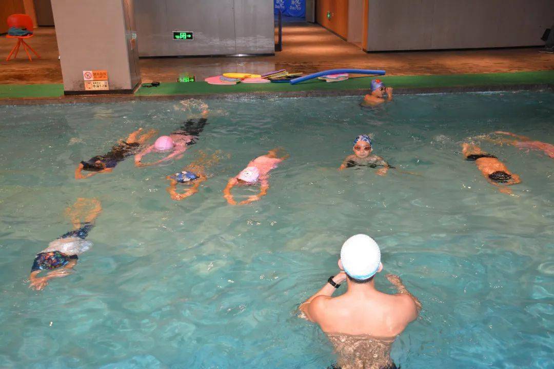 冬天也不担心没地方游泳啦这家室内恒温游泳馆开放啦