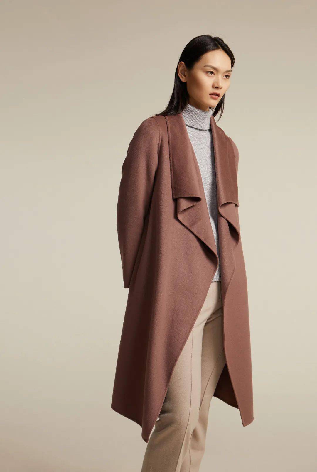 100%山羊绒双面呢大衣,克重达680g/㎡,锁住温暖珍贝羊绒大衣选用散绒