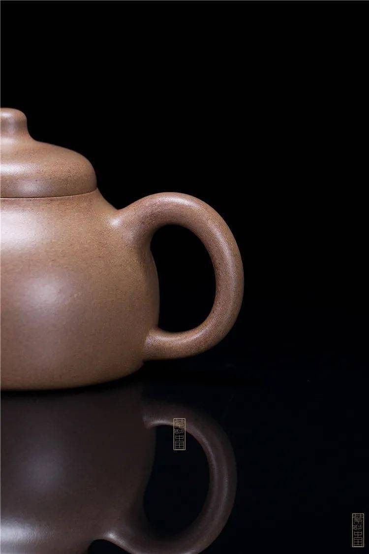 以匏瓜壶相佐,泡一壶清茶,约三五知己.