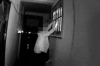 泸州男子酒后好奇爬窗台扒窗缝偷窥女子洗澡
