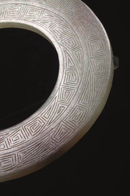 上海博物馆里的战国三角雷纹环.