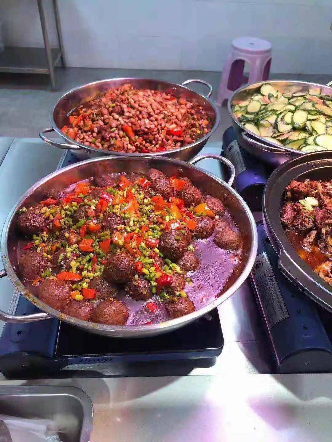 风靡全国的黄焖鸡米饭也在食堂落脚热腾腾的砂锅中鸡香四溢将浓汁拌入