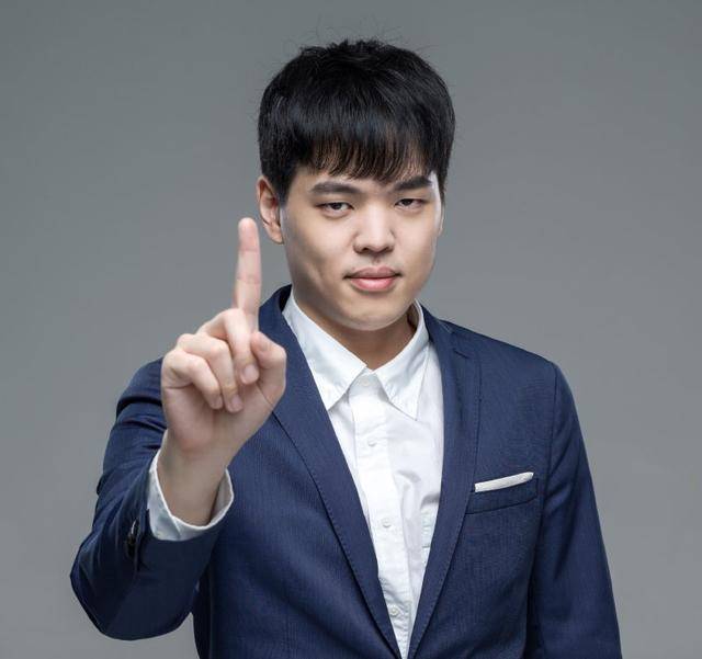 fpx官宣牛排加入,自由人教练只剩两位,叉烧真要加入jdg?