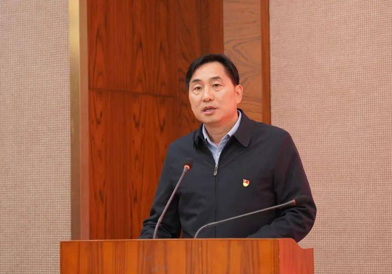 炎陵县委书记尹朝晖致词签约仪式后,院长蔡安烈和炎陵县委副书记,县长