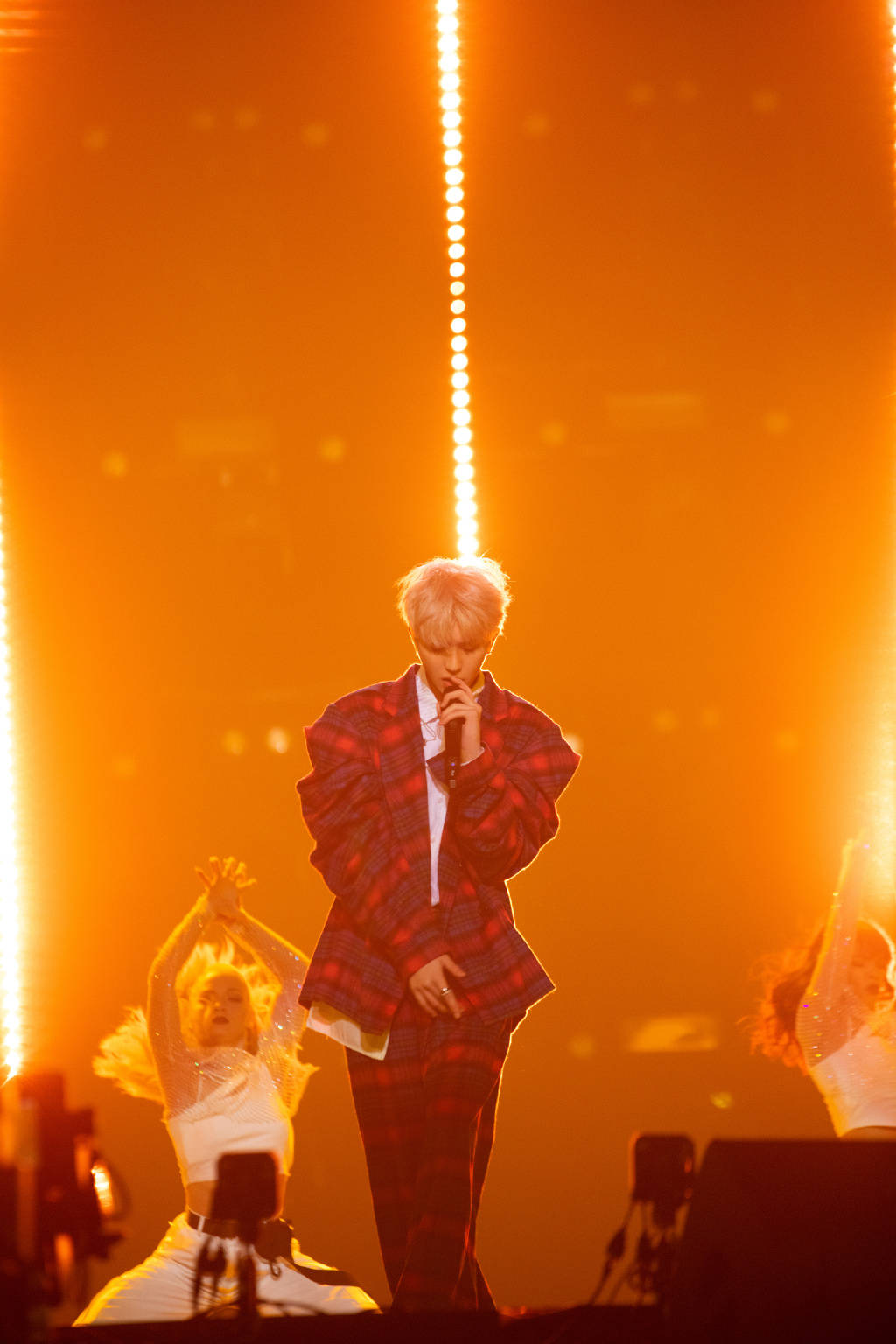 蔡徐坤咪咕汇盛典捧回四项大奖时隔三年再唱iwannagetlove浪漫满分