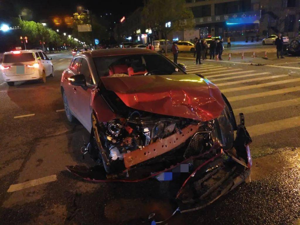 瞬间翻车!深夜文景路与仙华路交叉口路段两车相撞 一车当场四脚朝天